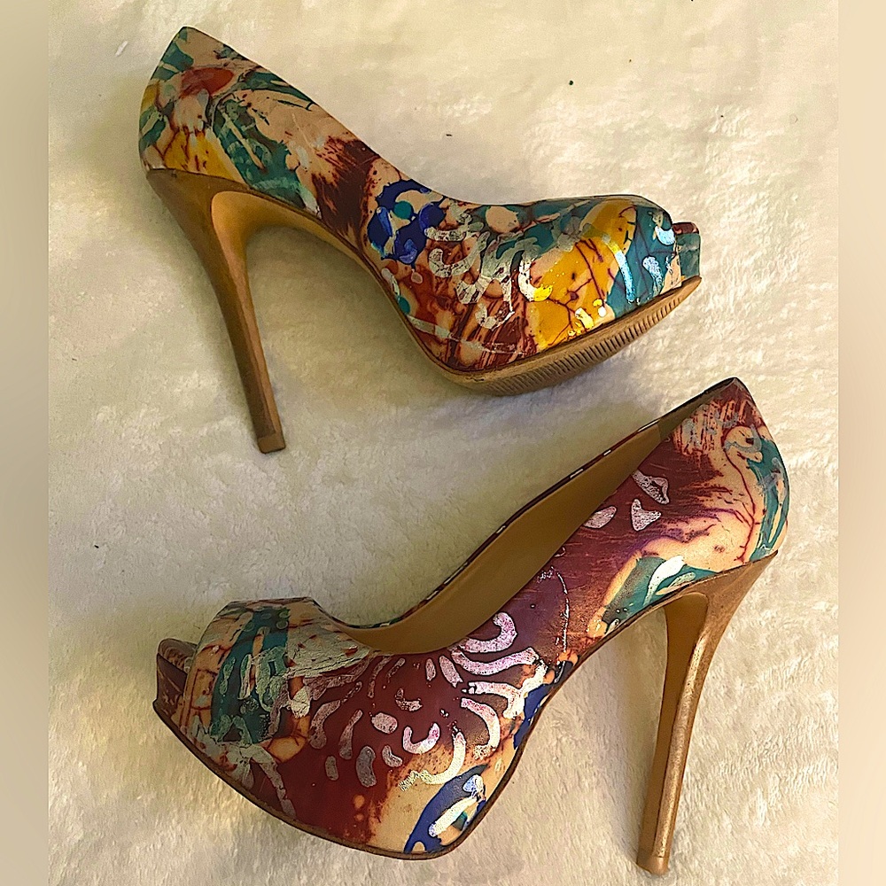 ALDO size 7. Multicolor heel.